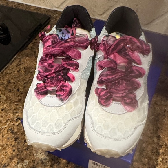 Stylish Women's Sneakers with Pink Accents- p448 size 38 - Picture 1 of 8